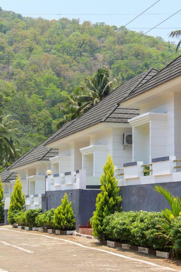 Magic Land Resorts Athirapally Irinjalakuda Exteriör bild